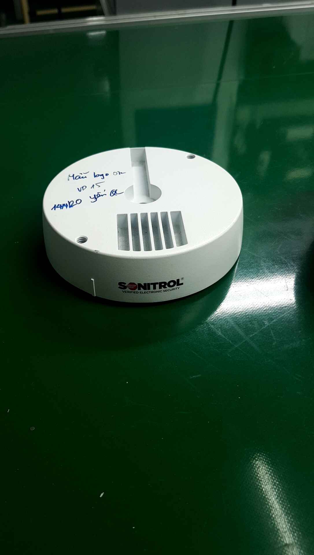 in-logo-tren-vat-lieu-su-2